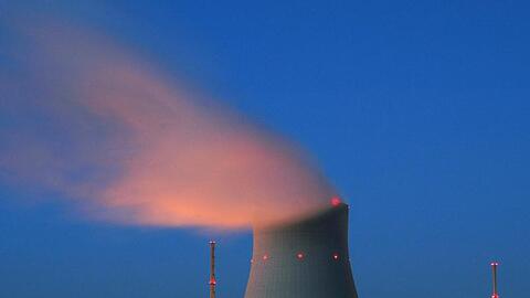Umweltminister Röttgen hegt Zweifel an der Rechtmäßigkeit der im Atomkompromiss vereinbarten Laufzeiten.