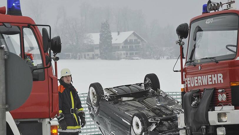 Feuerwehrmänner befreiten die verletzte Fahrerin aus dem umgestürzten Auto. Feuerwehrmänner befreiten die verletzte Fahrerin aus dem umgestürzten Auto.