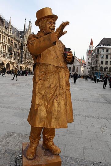 Adrian Haragus (40), lebende Statue: "Mir ist wahnsinnig kalt. Weil ich mich gar nicht bewegen kann, hilft auch nicht viel. Ich trage zwar sechs Pullover, drei Hosen und zwei Paar Socken, aber ich friere trotzdem. Zu allem Überfluss geben die Menschen bei Kälte viel weniger Geld. Alle 30 Minuten gehe ich in ein Café und trinke etwas Warmes. Abends bin ich dann so durchgefroren, dass ich viel heiße Suppe esse und sogar neben der Heizung schlafe."