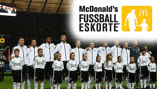 Die AZ und McDonald's suchen Jungen und Mädchen, die die Nationalmannschaft bei ihrem ersten WM-Qualifikationsspiel 2013 gegen Kasachstan aufs Spielfeld des Nürnberger Stadions begleiten. Die AZ und McDonald's suchen Jungen und Mädchen, die die Nationalmannschaft bei ihrem ersten WM-Qualifikationsspiel 2013 gegen Kasachstan aufs Spielfeld des Nürnberger Stadions begleiten.