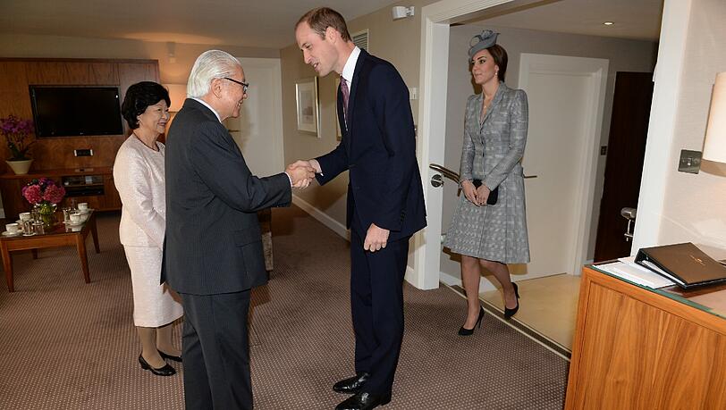 Zusammen mit Prinz William empfing die schwangere Herzogin Kate den Staatspräsidenten von Singapur, Tony Tan Keng Yam, und seine Frau in London. Zusammen mit Prinz William empfing die schwangere Herzogin Kate den Staatspräsidenten von Singapur, Tony Tan Keng Yam, und seine Frau in London.