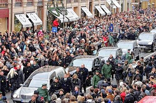 Wie ein Staatsakt: Der Trauerzug für Mosi am 22. Januar 2005.