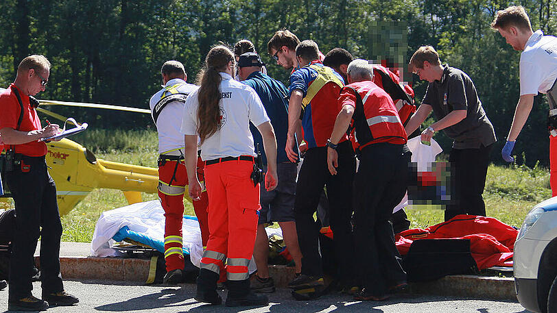 Einsatzkräfte der Bergwachten Bad Reichenhall und Freilassing, des Reichenhaller Roten Kreuzes und des Salzburger Notarzthubschraubers "Christophorus 6" versorgten den verletzten Mountainbiker.