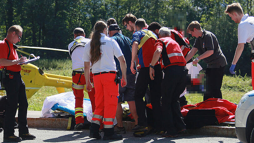 Einsatzkräfte der Bergwachten Bad Reichenhall und Freilassing, des Reichenhaller Roten Kreuzes und des Salzburger Notarzthubschraubers "Christophorus 6" versorgten den verletzten Mountainbiker. Einsatzkräfte der Bergwachten Bad Reichenhall und Freilassing, des Reichenhaller Roten Kreuzes und des Salzburger Notarzthubschraubers "Christophorus 6" versorgten den verletzten Mountainbiker.