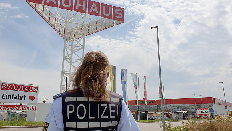 Eine Polizistin steht vor der Absturzstelle. Eine Polizistin steht vor der Absturzstelle.