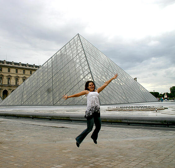 Luftsprung vor dem Louvre: Auch in Paris gibt es ehrenamtliche Greeter-Touren.