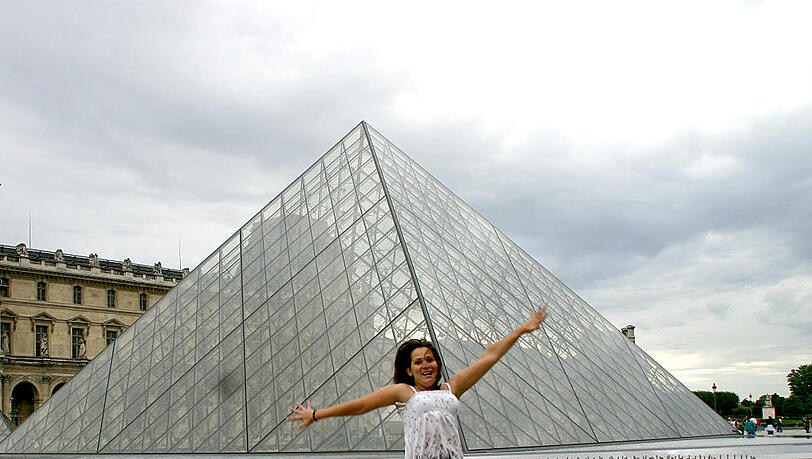 Luftsprung vor dem Louvre: Auch in Paris gibt es ehrenamtliche Greeter-Touren. Luftsprung vor dem Louvre: Auch in Paris gibt es ehrenamtliche Greeter-Touren.