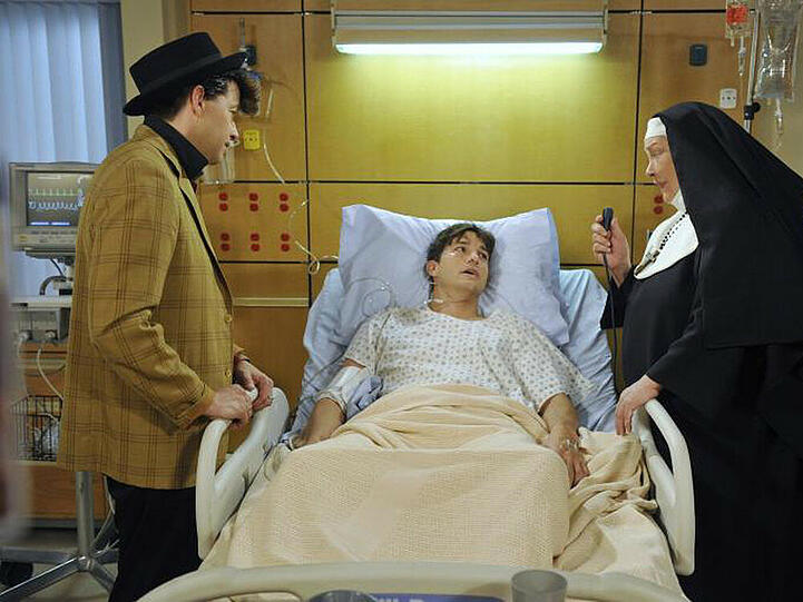 Machen sich große Sorgen um Walden (Ashton Kutcher, M.), der einen Herzinfarkt erlitten hat: Alan (Jon Cryer, l.) und Berta (Conchata Ferrell, r.)
