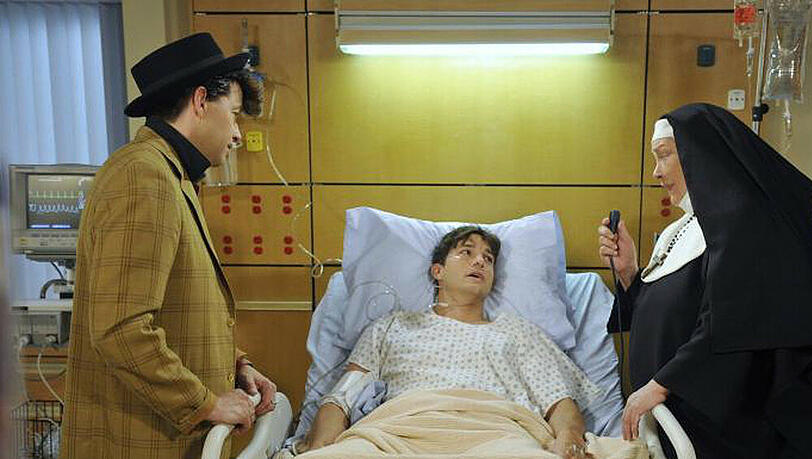 Machen sich große Sorgen um Walden (Ashton Kutcher, M.), der einen Herzinfarkt erlitten hat: Alan (Jon Cryer, l.) und Berta (Conchata Ferrell, r.) Machen sich große Sorgen um Walden (Ashton Kutcher, M.), der einen Herzinfarkt erlitten hat: Alan (Jon Cryer, l.) und Berta (Conchata Ferrell, r.)