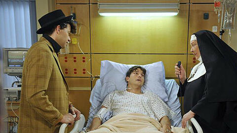 Machen sich große Sorgen um Walden (Ashton Kutcher, M.), der einen Herzinfarkt erlitten hat: Alan (Jon Cryer, l.) und Berta (Conchata Ferrell, r.)