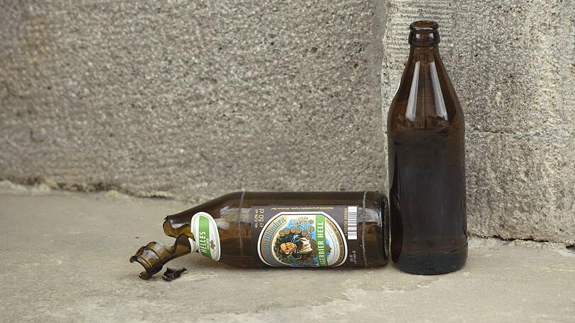 Mit einem abgebrochenen Flaschenhals wurde ein 25-Jähriger an der U-Bahnhaltestelle Großhadern attackiert und am Hals verletzt. (Symbolfoto)