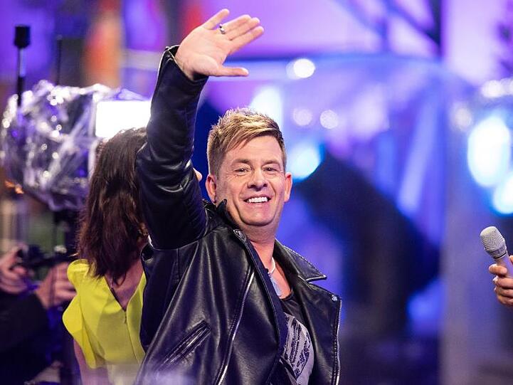 Almklausi begrüßt bei der Auftaktshow das Publikum.