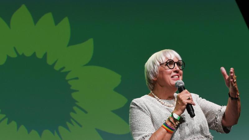 Die bayerische Spitzenkandidatin Claudia Roth spricht auf der Wahlparty zur Bundestagswahl 2021 zu Parteimitgliedern.
