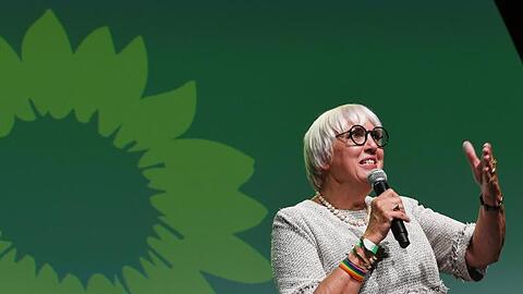Die bayerische Spitzenkandidatin Claudia Roth spricht auf der Wahlparty zur Bundestagswahl 2021 zu Parteimitgliedern.