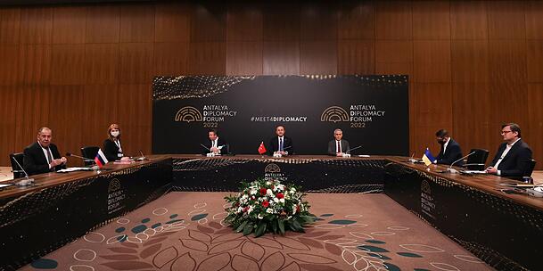 Die Türkei hatte sich als Vermittlerin zwischen der Ukraine und Russland angeboten - das Treffen von Kuleba und Lawrow fand deshalb in Antalya statt. Die Türkei hatte sich als Vermittlerin zwischen der Ukraine und Russland angeboten - das Treffen von Kuleba und Lawrow fand deshalb in Antalya statt.