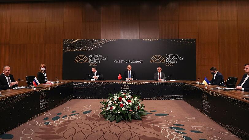 Die Türkei hatte sich als Vermittlerin zwischen der Ukraine und Russland angeboten - das Treffen von Kuleba und Lawrow fand deshalb in Antalya statt. Die Türkei hatte sich als Vermittlerin zwischen der Ukraine und Russland angeboten - das Treffen von Kuleba und Lawrow fand deshalb in Antalya statt.
