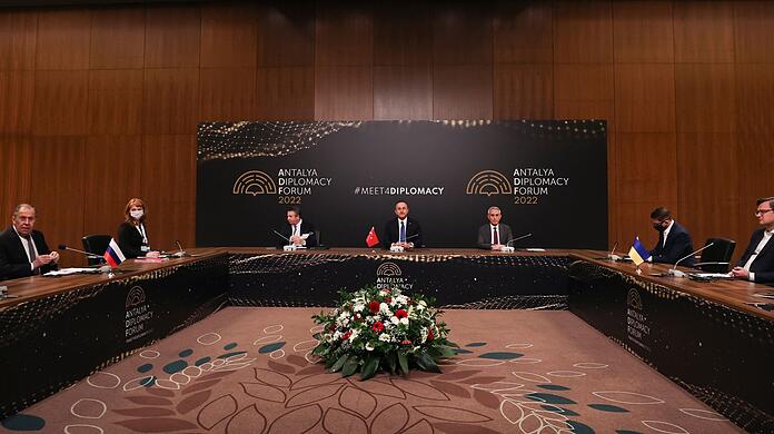 Die Türkei hatte sich als Vermittlerin zwischen der Ukraine und Russland angeboten - das Treffen von Kuleba und Lawrow fand deshalb in Antalya statt.
