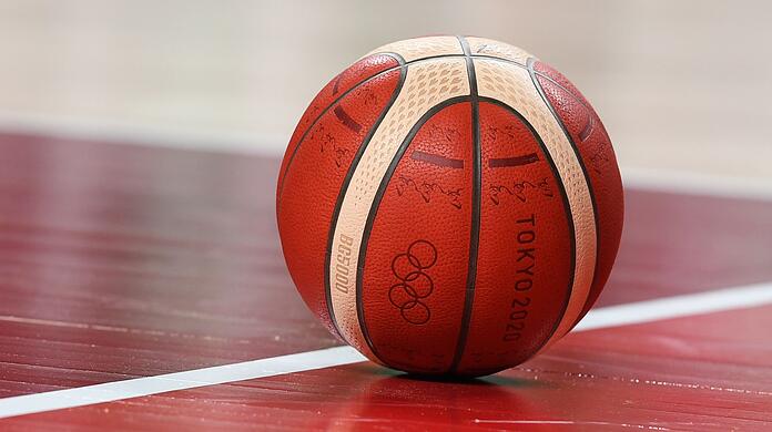 Ein Basketball liegt auf dem Spielfeld.