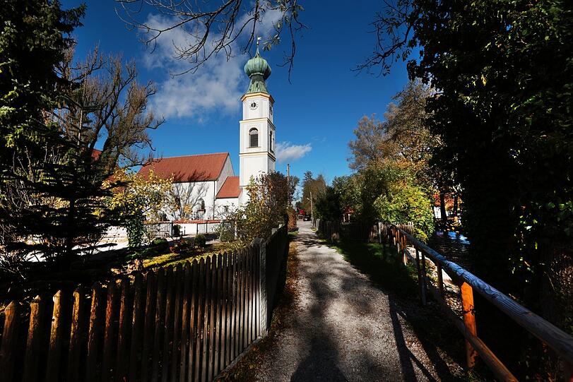 Postkarten-Motiv: Pasings alter Dorfkern mit der im Kern noch romanischen Kirche St. Georg.