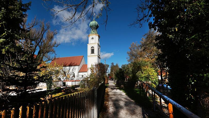 Postkarten-Motiv: Pasings alter Dorfkern mit der im Kern noch romanischen Kirche St. Georg. Postkarten-Motiv: Pasings alter Dorfkern mit der im Kern noch romanischen Kirche St. Georg.