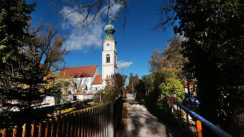 Postkarten-Motiv: Pasings alter Dorfkern mit der im Kern noch romanischen Kirche St. Georg.