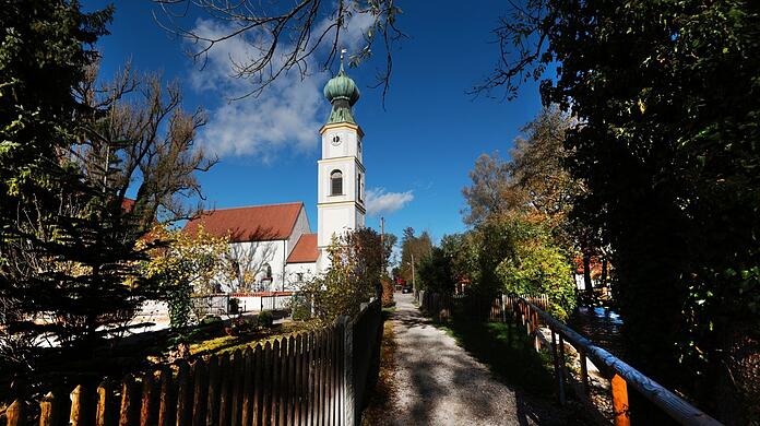 Postkarten-Motiv: Pasings alter Dorfkern mit der im Kern noch romanischen Kirche St. Georg.
