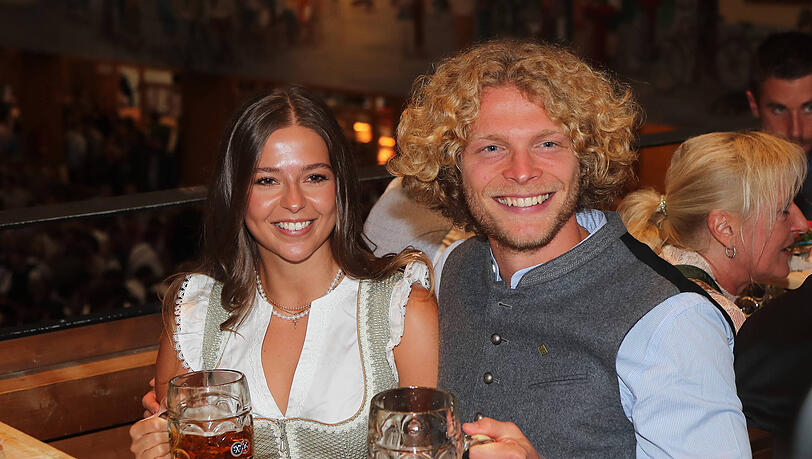 Jesper Verlaat mit seiner Begleitung auf der Wiesn 2024. Jesper Verlaat mit seiner Begleitung auf der Wiesn 2024.