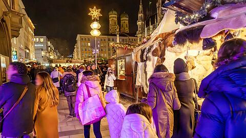 Viele Münchner beim Abendbummel über den Christkindlmarkt, Marienplatz,  Imago