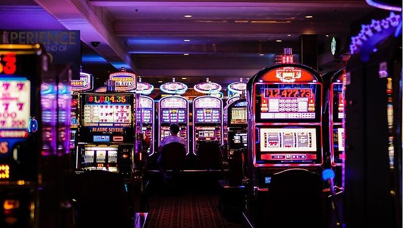 Funkelnde Welt: Vor allem Online-Casinos wachsen enorm und ziehen haufenweise spielsuchtgefährdete Menschen in ihren Bann, die ihr letztes Hemd verzocken.