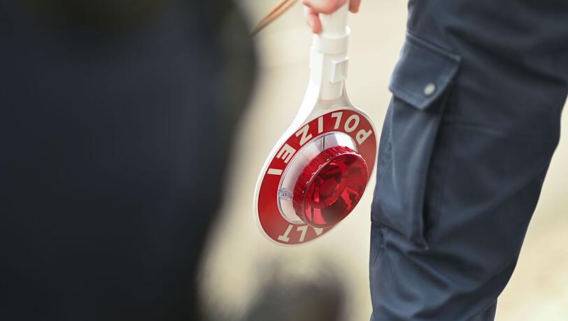 Polizisten kontrollieren den Mann mit dem selbstgebauten Mofa. (Symbolbild) Polizisten kontrollieren den Mann mit dem selbstgebauten Mofa. (Symbolbild)