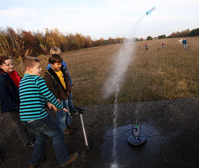 Ziscchhhhhhh! Eine Rakete saust gen Himmel!