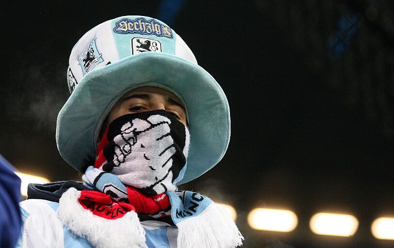 Minus elf Grad in der Allianz Arena, Fußball im Kühlschrank: 13.000 Fans des TSV 1860 München bibbern beim Heimspiel gegen Energie Cottbus: die Bilder