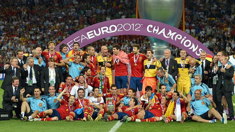 Es ist vollbracht: Das Triple ist geschafft. Nach dem EM-Titel 2008 und dem WM-Erfolg 2010 hat Spaniens Nationalmannschaft auch den EM-Titel 2012 gewonnen und ist nun erste Mannschaft, die drei große Titel in Serie geholt hat.