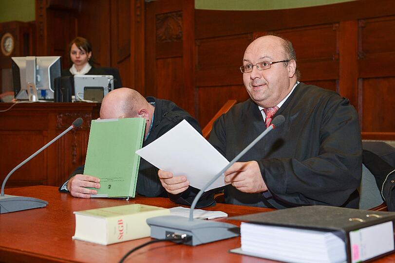 Enrico G. sitzt im Landgerichts Bayreuth und verbirgt das Gesicht hinter seiner Hand. Nachdem ihn eine Frau zurückgewiesen hatte, soll der Angeklagte mehrfach versucht haben, sie umzubringen.