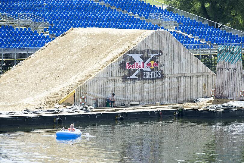Waghalsige Jumps und das über Wasser. Die Bilder vom Training der X-Fighters auf dem Olympiasee.