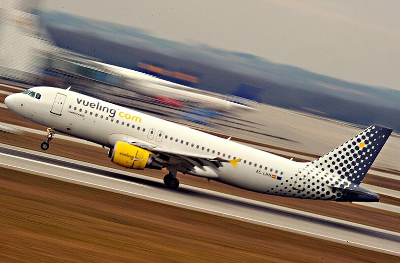 Eine Passagiermaschine der Vueling-Fluggesellschaft am Münchener Flughafen (Archivbild)