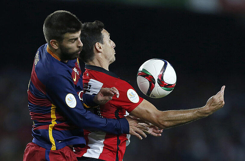 Gerard Piqué (links) im Duell mit Aritz Aduriz von Athletic Bilbao. Der Star des FC Barclona sah später Rot.