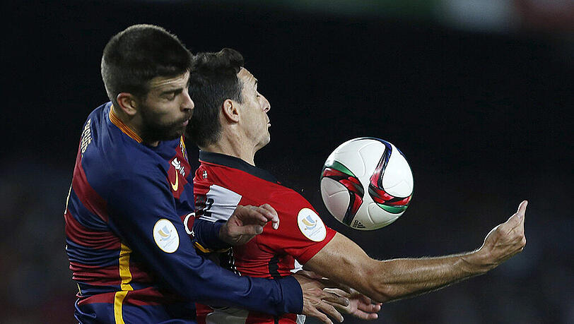 Gerard Piqué (links) im Duell mit Aritz Aduriz von Athletic Bilbao. Der Star des FC Barclona sah später Rot. Gerard Piqué (links) im Duell mit Aritz Aduriz von Athletic Bilbao. Der Star des FC Barclona sah später Rot.