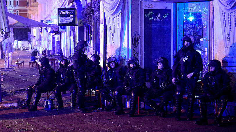 Gegen Mitternacht greift die Polizei dann ein &ndash; mit Wasserwerfern und Tränengas ging man gegen die Linksextremen vor.
