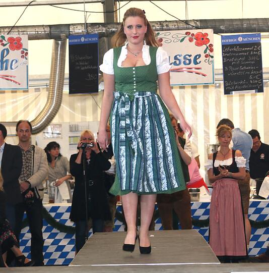 Trachtenmodenschau auf dem 27. Haderner Dorffest. Die Bilder.