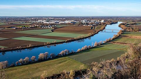 In der Donau ist am Montagabend bei Straubing ein Schwimmer untergegangen. Er wird noch gesucht. (Symbolbild)