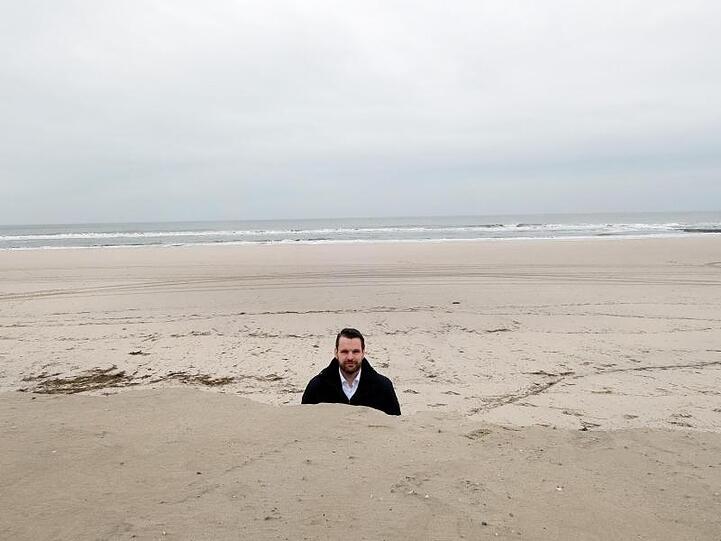 Hier fehlt eine Menge Sand: Bürgermeister Marcel Fangohr an der Abbruchkante des Strandes von Wangerooge.
