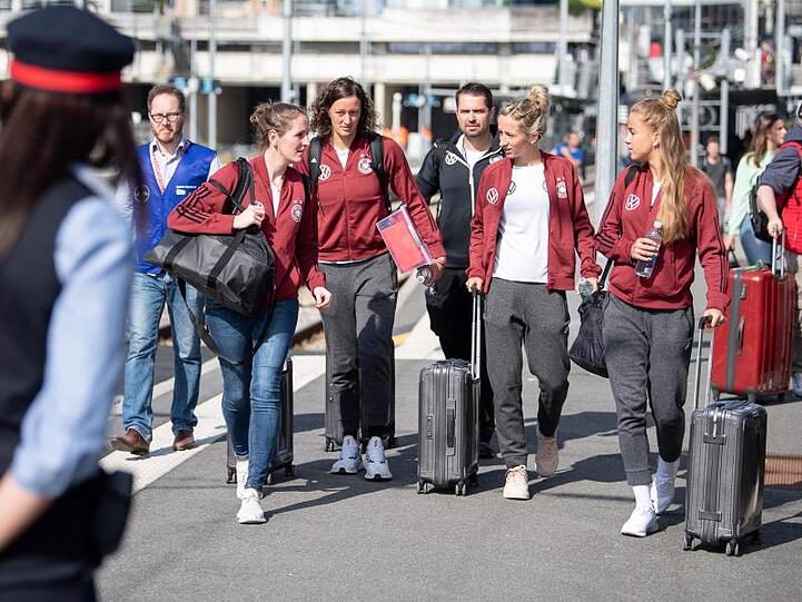 Mit Bus und Bahn geht es für die deutschen Fußballerinnen nach Valenciennes zum zweiten WM-Spiel gegen Spanien.