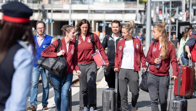Mit Bus und Bahn geht es für die deutschen Fußballerinnen nach Valenciennes zum zweiten WM-Spiel gegen Spanien. Mit Bus und Bahn geht es für die deutschen Fußballerinnen nach Valenciennes zum zweiten WM-Spiel gegen Spanien.