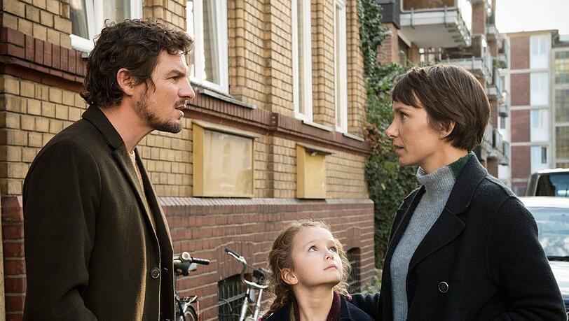 "Weil du mir gehörst": Tom (Felix Klare) und Julia (Julia Koschitz) geraten in Streit, weil er Anni (Lisa Marie Trense) zu spät abgeholt hat.