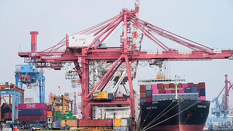 Auch die Weltwirtschaft d&uuml;rfte nun laut IWF mit 3,3 Prozent etwas st&auml;rker zulegen. (Archivbild)