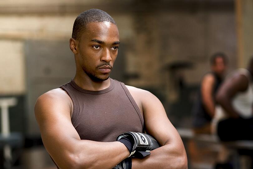 Shawrelle Berry (Anthony Mackie) beobachtet die Situation mit Argwohn.