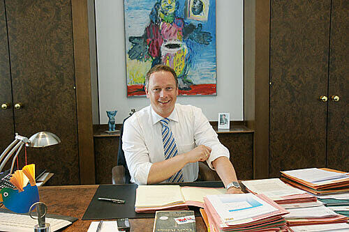 Der bayerische Finanzminister Georg Fahrenschon in seinem Büro.