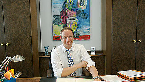 Der bayerische Finanzminister Georg Fahrenschon in seinem Büro.