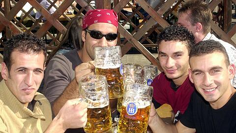 Diese Jungs stammen aus dem Lieblingsurlaubsland der Deutschen - Italien. Beim Feiern in München geben sie ihr bestes.